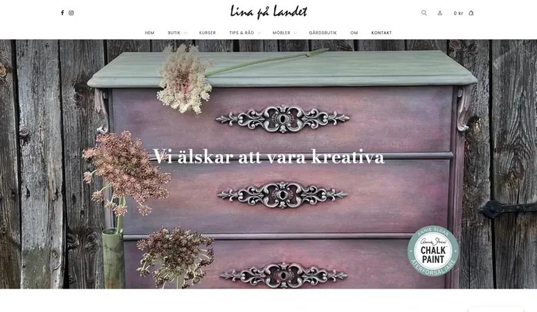 Lila byr&aring; med kreativa detaljer utomhus