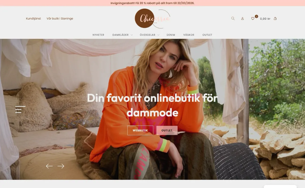Kvinna i orange jacka sitter i t&auml;lt