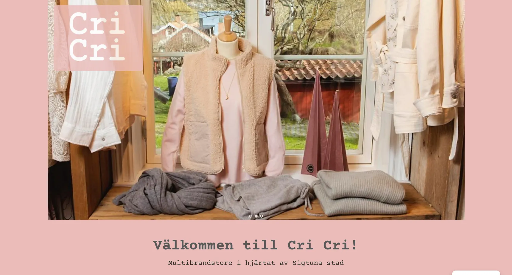 Kl&auml;der i skyltf&ouml;nster med logga Cri Cri
