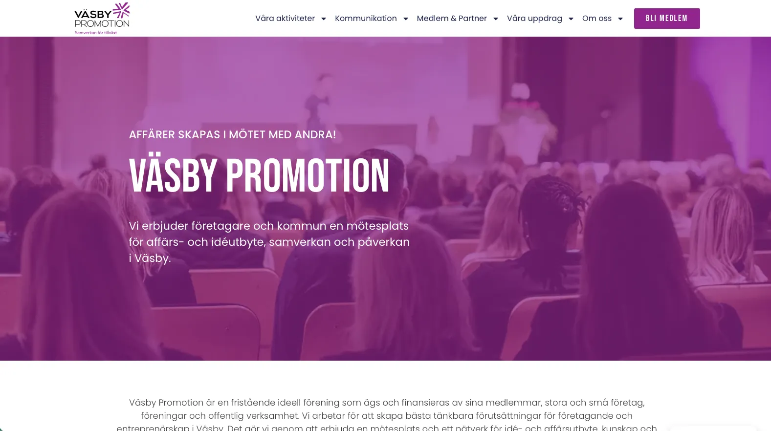 Publik p&aring; konferens med V&auml;sby Promotion-banner