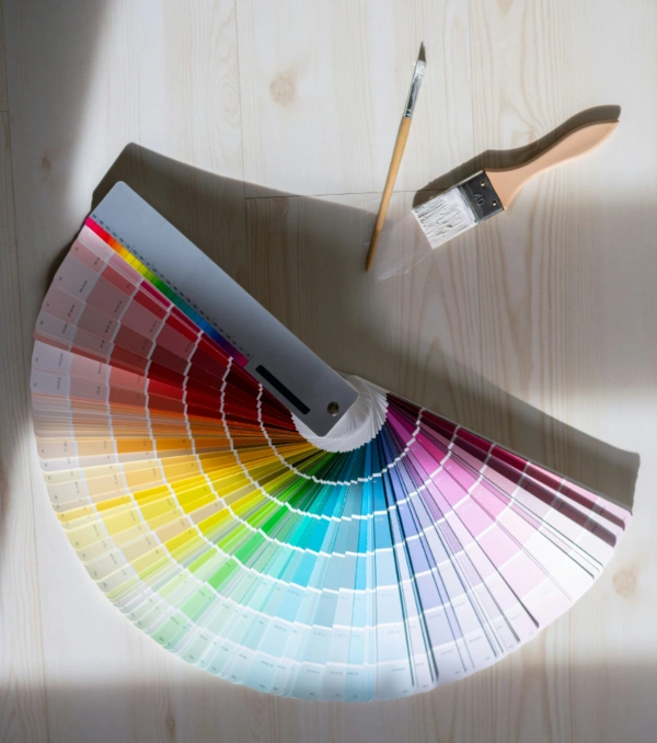 Färgpalett och penslar som symboliserar design och modernisering av en befintlig webbplats